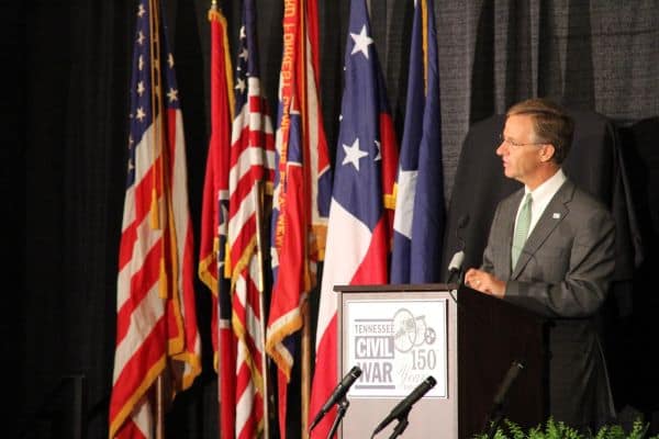 Photo d'archive: Le gouverneur du Tennessee propose de renommer l'aéroport de Nashville d'après Dolly Parton