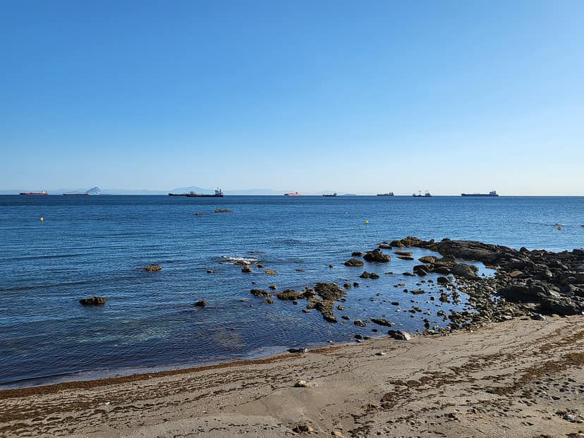 Polizei räumt Migranten am Playa del Trampolín in Ceuta