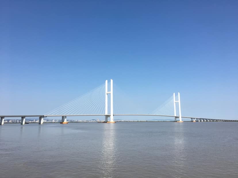 Neuer Yalu-Fluss-Brücke, die China und Nordkorea verbindet, offiziell eröffnet