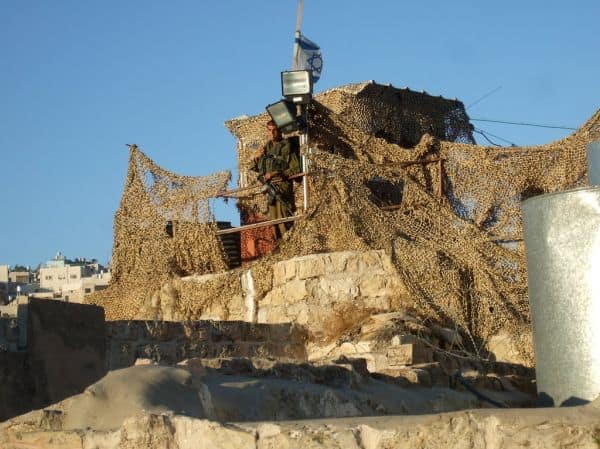 Archieffoto: Israëli's, Palestijnen gemarkeerd na aanhouding door leger in de Westelijke Jordaanoever