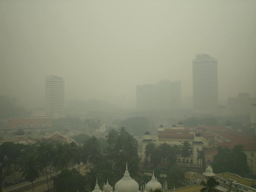 Niebla en Singapur: la calidad del aire disminuye al superar el PSI 100