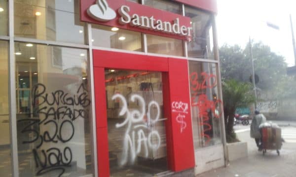 Photo d'archive: Des manifestations en France entraînent des milliers d'arrestations et de blessés parmi les policiers