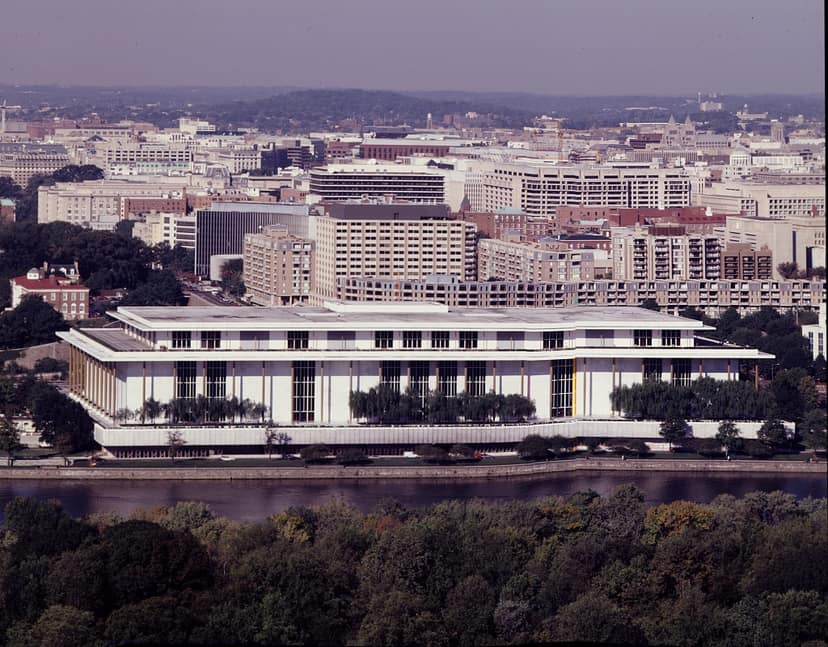Ein Richter blockiert die Wiederanbringung von Trumps Namen am Kennedy Center