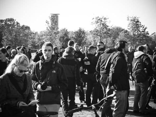 Foto d'archivio: Ceuta: I manifestanti appiccano incendi in un campo per migranti