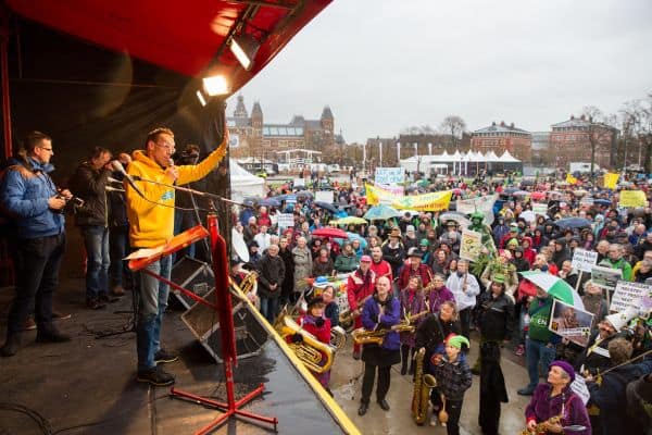 Minister Beenders fordert Untersuchung der Preise von Play Sports
