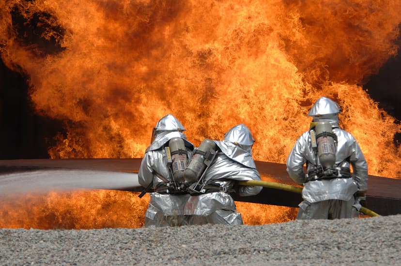 Incendio devastante sul Monte Goj a Como: in azione Canadair e vigili del fuoco