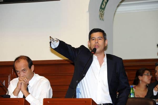 Luis Galarreta presenta la politica del Governo alla Camera dei Deputati il 20 agosto