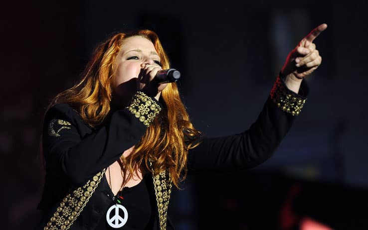 Noemi riprende il tour dopo la caduta dal palco