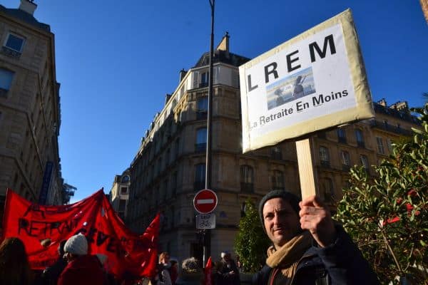 Foto d'archivio: Tensioni in Francia: coprifuoco, violenze e dimissioni al centro delle mobilitazioni