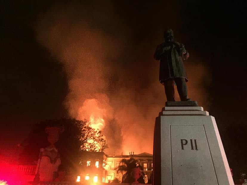 Foto de archivo: Incendio en el Ministerio de Educación de Albania durante protestas estudiantiles
