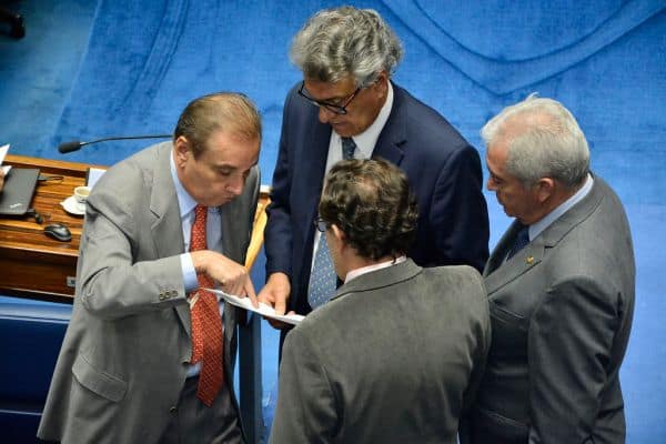 Trump afirma que crescimento do PIB solucionará dívida