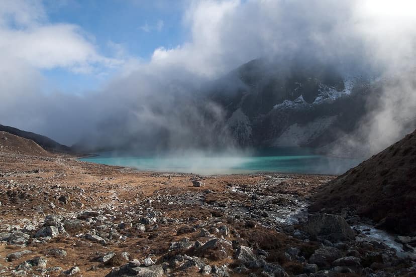 Foto de arquivo: China evacua áreas do Tibete devido ao risco de colapso de lago formado por cheias