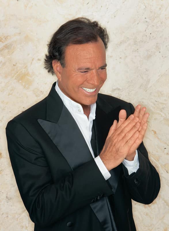 Foto d'archivio: Le ex lavoratrici di Julio Iglesias presentano una querela per aggressione sessuale
