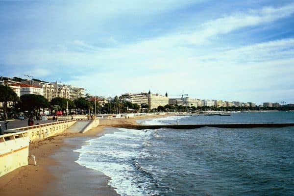 Collisione tra imbarcazioni al largo della costa francese meridionale causa diversi feriti