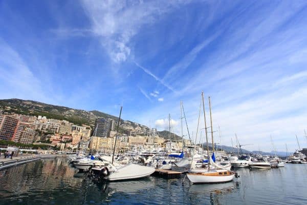 Collisione tra imbarcazioni al largo della costa francese meridionale causa diversi feriti