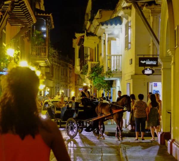 Mujer rescatada viva tras 30 horas bajo los escombros en Colombia