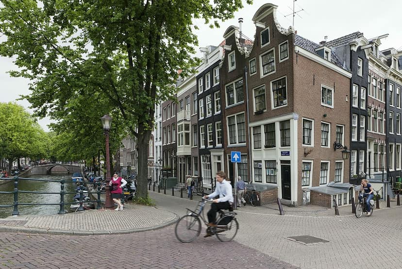 Sophie Straat sends men to the back during performance in Genk