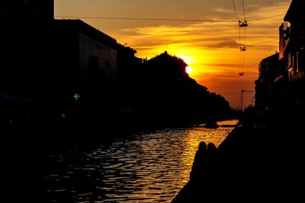 Chiazza di gasolio lungo il Naviglio Grande, interventi di contenimento in corso