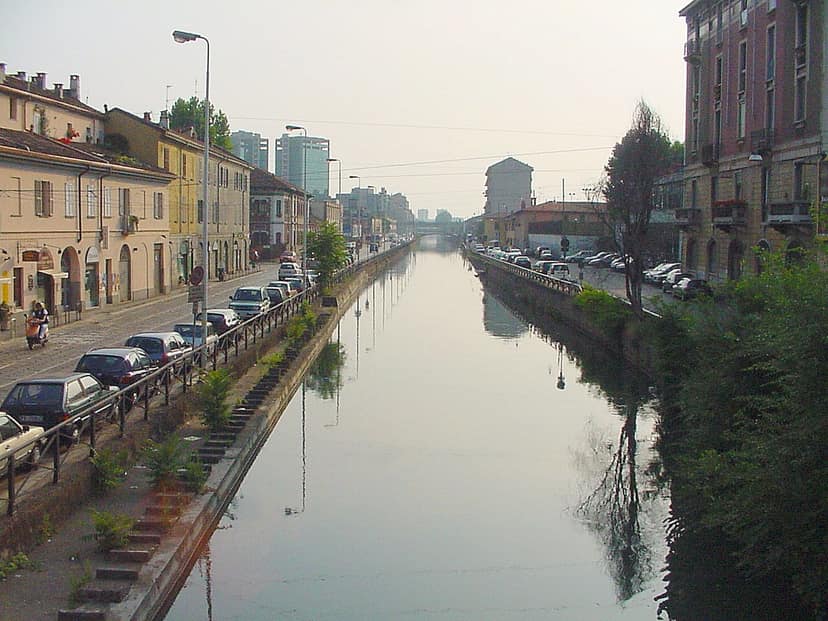 Chiazza di gasolio lungo il Naviglio Grande, interventi di contenimento in corso