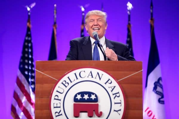 Foto de arquivo: Trump promete 5.000 dólares aos americanos se republicanos vencerem eleições intermédias na convenção de Dallas