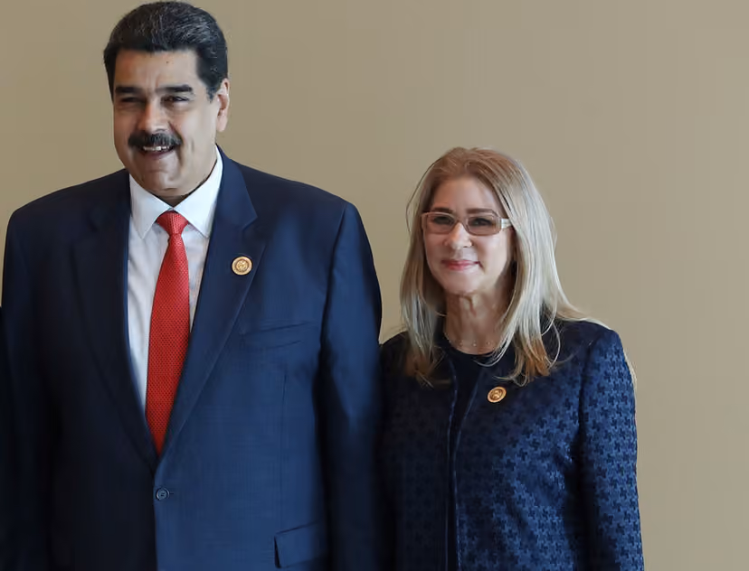 Rechter roept Nicolás Maduro en Cilia Flores op voor hoorzitting om nieuwe aanklachten in de VS