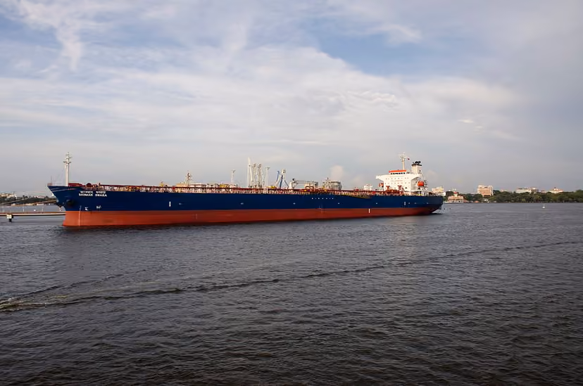 Archivbild: Iran: Supertanker sank nach Explosion in der Straße von Hormuz