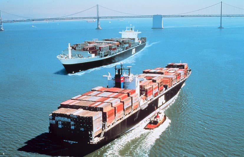 Foto d'archivio: Due navi affondano nello stretto di Hormuz dopo essere state colpite da proiettili