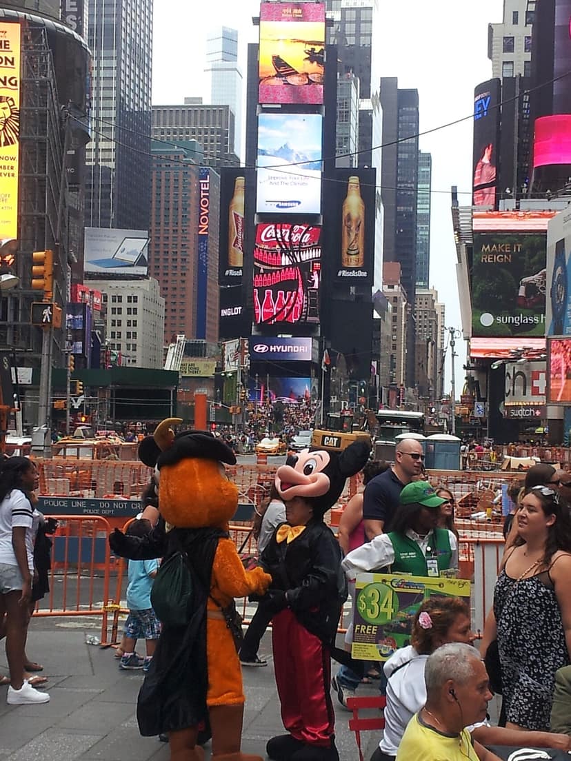 Foto d'archivio: Tiroteo a Times Square: donna accoltella due persone e viene colpita dalla polizia