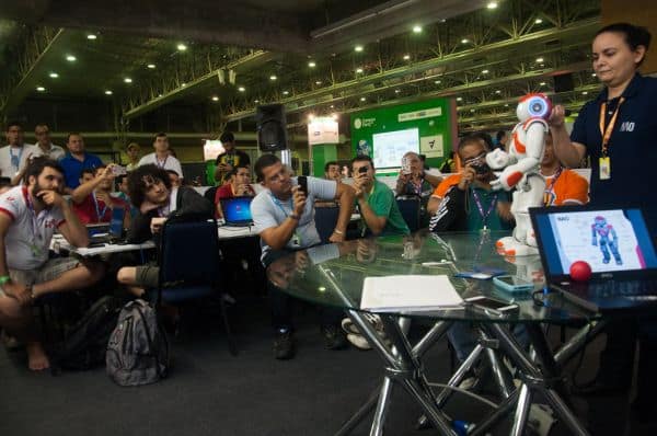 Foto d'archivio: I robot umanoidi potrebbero raggiungere il "momento ChatGPT" entro dieci anni
