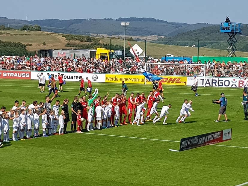 Foto d'archivio: L'Augsburg bat il Francoforte e conquista la leadership della Bundesliga per la prima volta