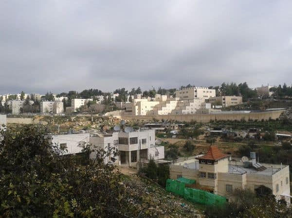 Cisgiordania: coloni israeliani assediano case palestinesi