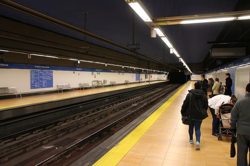 A Rainha e as suas filhas visitam pessoas com deficiência em Maiorca