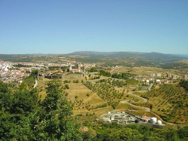 Oltre 100 operatori combattono incendio a Braganza