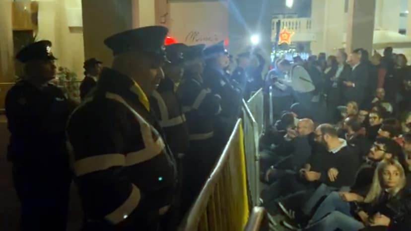 Demo blockiert Orange Order-Marsch in Portadown amid Spannungen