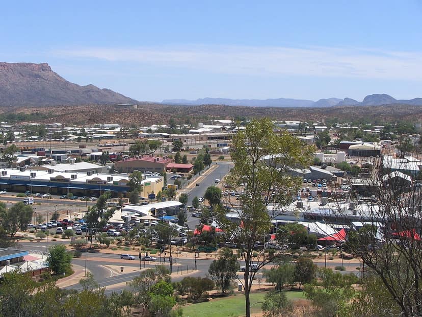 Gemeinschaft trauert um Kumanjayi Little Baby bei Beerdigung in Alice Springs