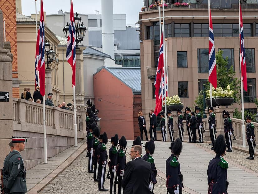 Archivbild: König Haakon VIII bringt Königin Mette-Marit nach Eid ins Krankenhaus
