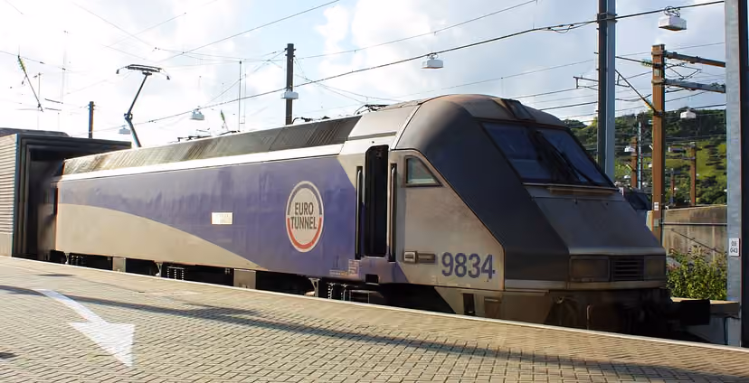 Neunzehn Verletzte bei Kollision zwischen Kleinbus und Güterzug am Eurotunnel