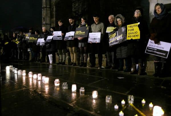 Foto d'archivio: Migliaia si radunano a Londra per commemorare Jason Arday durante una veglia