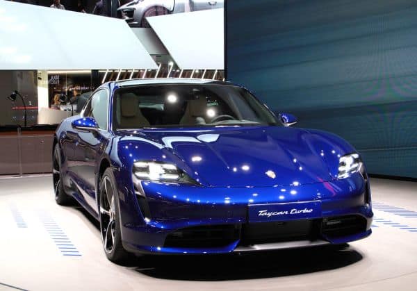 Porsche interrompe a produção do Taycan em contexto de crise