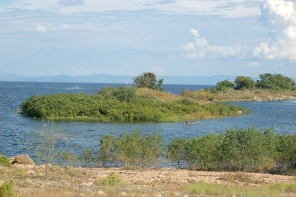 Foto de arquivo: Capotagem de Ferry no Zimbabwe Deixa 68 Mortos, Esforços de Recuperação em Curso