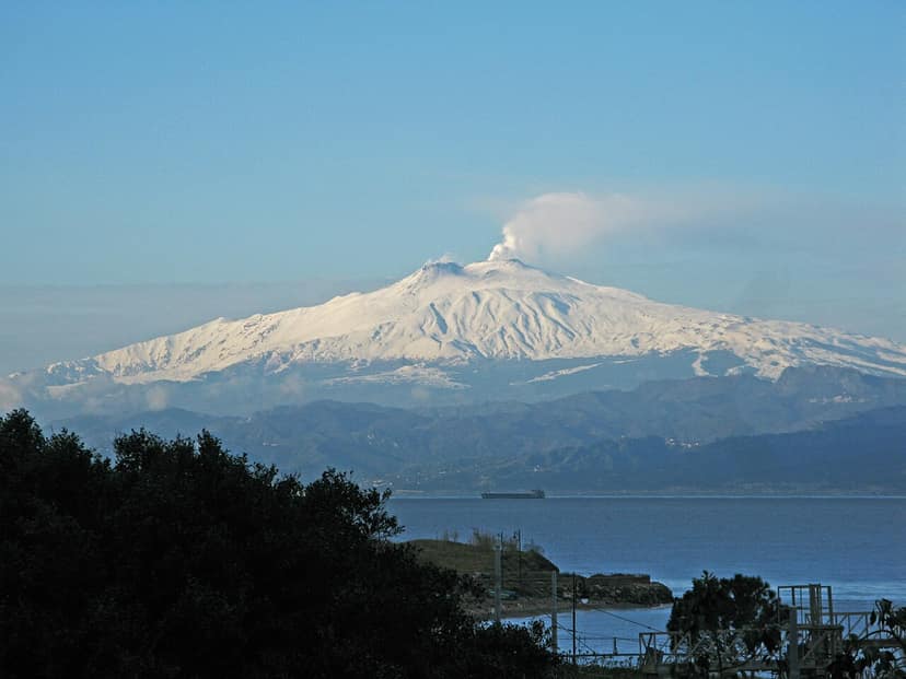 L'éruption de l'Etna entraîne des centaines d'annulations de vols en Sicile