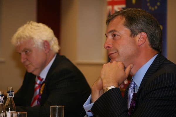 Clacton by-election: Nigel Farage enfrenta pressão e um candidato rival