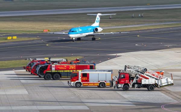 Incêndio em campo de cereais perto do aeroporto BER causa emissão de fumo
