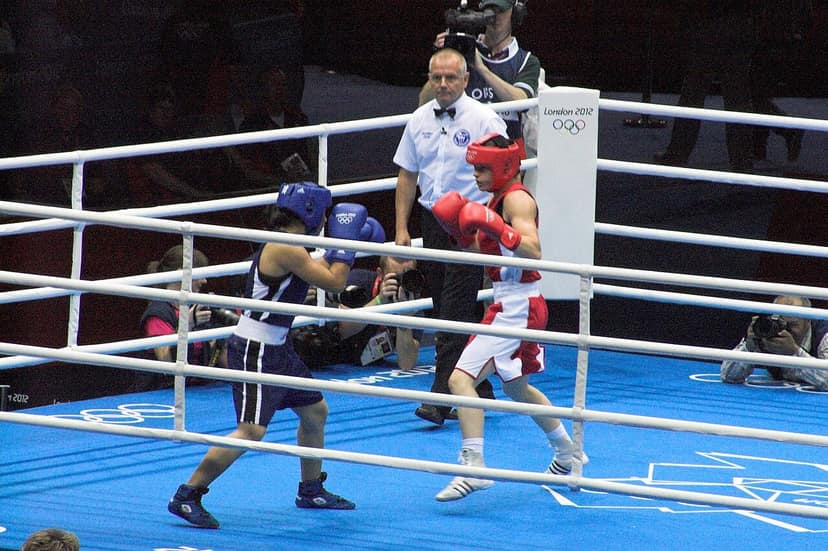 Katie Taylor despede-se como campeã indiscutível após vitória sobre Flora Pili