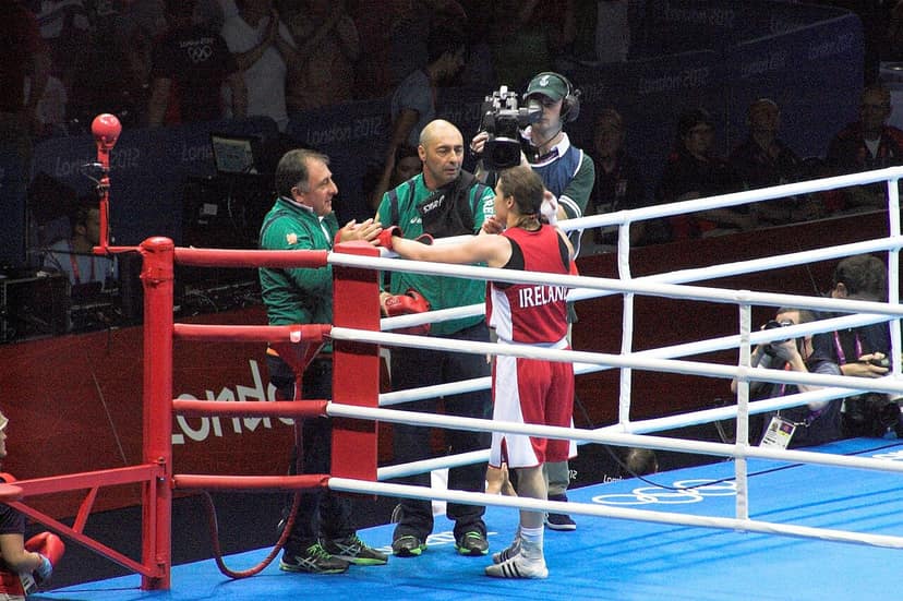 Katie Taylor despede-se como campeã indiscutível após vitória sobre Flora Pili