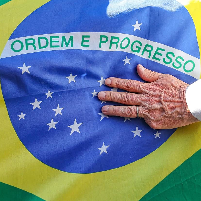 Flávio Bolsonaro erklärt sich zum 'wahren gewählten Präsidenten' nach Flucht in die USA