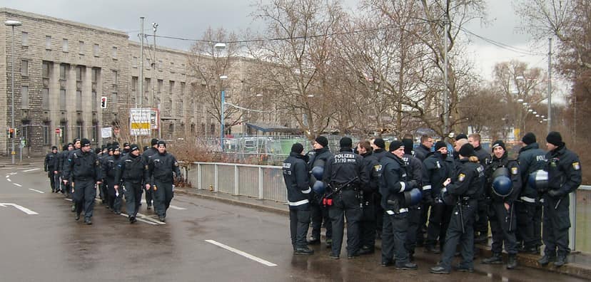 Archivbild: Polizeieinsatz am Flughafen Leipzig/Halle nach Zaun-Durchbruch
