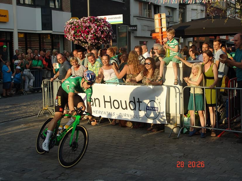 Photo d'archive: Tadej Pogacar offre des lunettes de course à Wout van Aert après une étape de la Vuelta