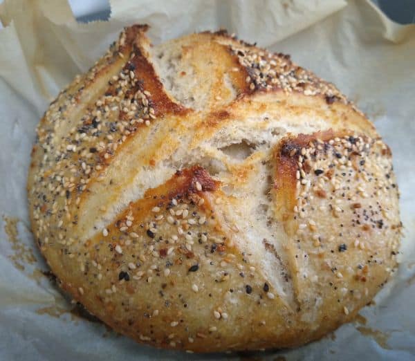 Les épices Everything But the Bagel de Trader Joe's retirées en ligne à cause de graines de pavot interdites