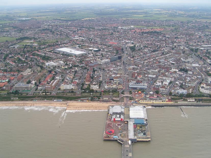 Nigel Farage affronte le comte Binface à Clacton-on-Sea